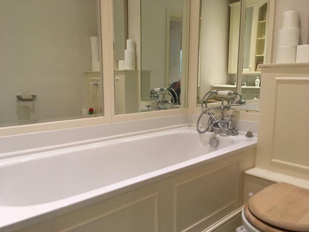 Large 2 Bedroom 2 Bathroom Apartment in Westminster Londen Buitenkant foto